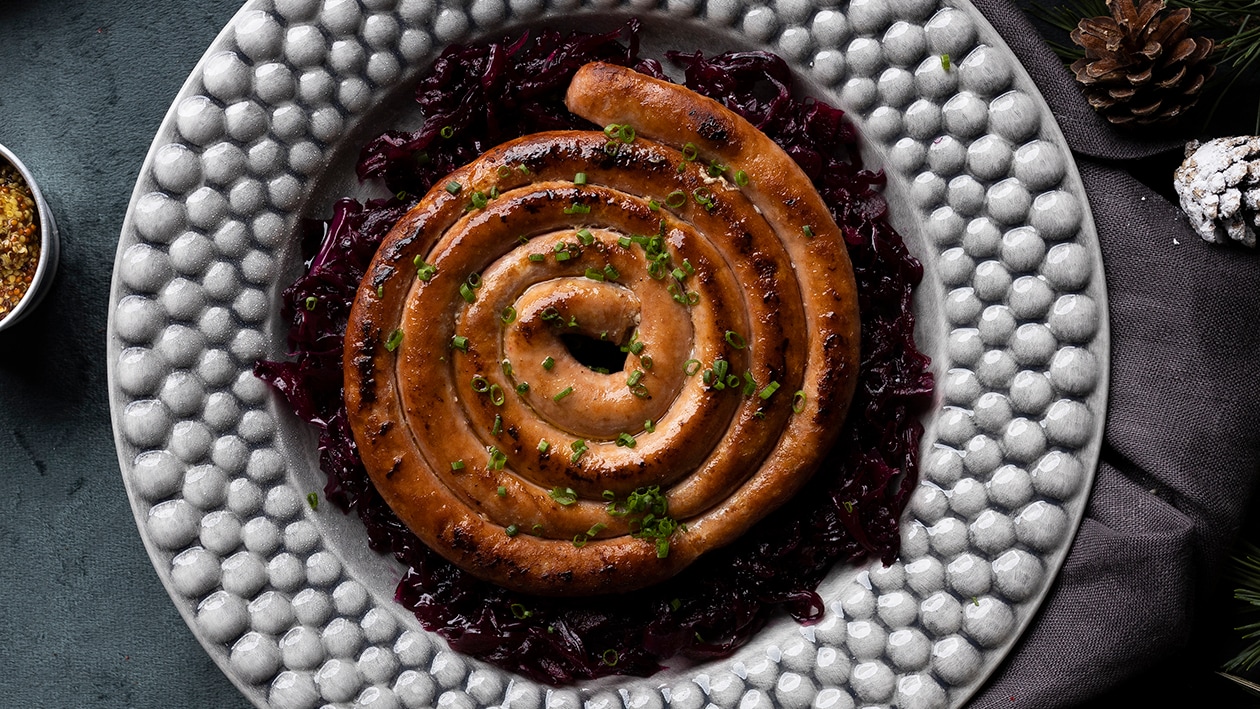 Korvsnurra med syrad rödkål och grov senap Recept